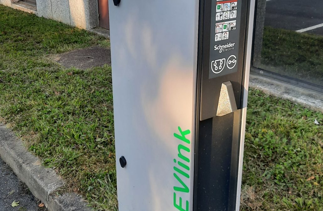 BORNES DE RECHARGE POUR VOITURES ELECTRIQUES :