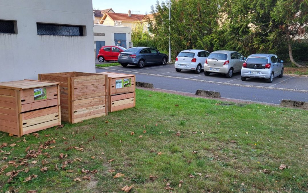 DES BACS DE COMPOSTAGE EN COURS D&rsquo;INSTALLATION